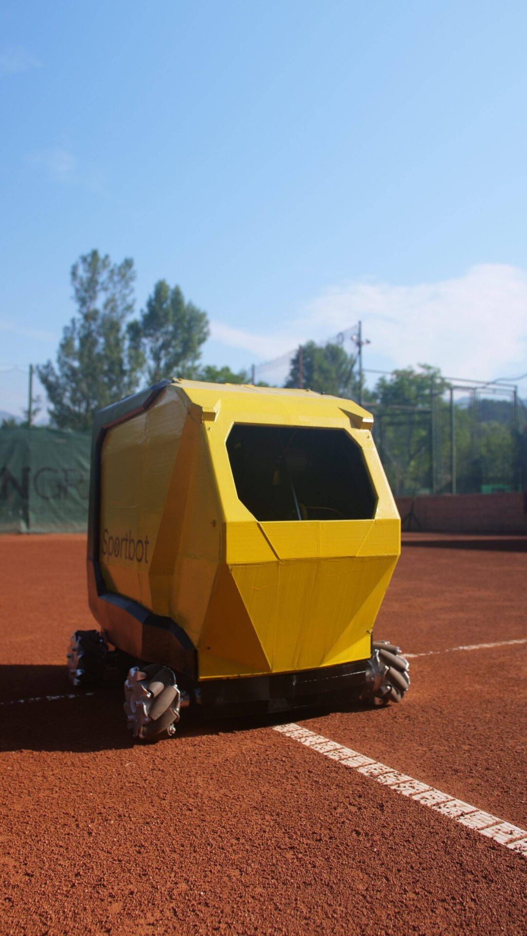 Sportbot - a moving tennis ball machine - Tennisnerd.net