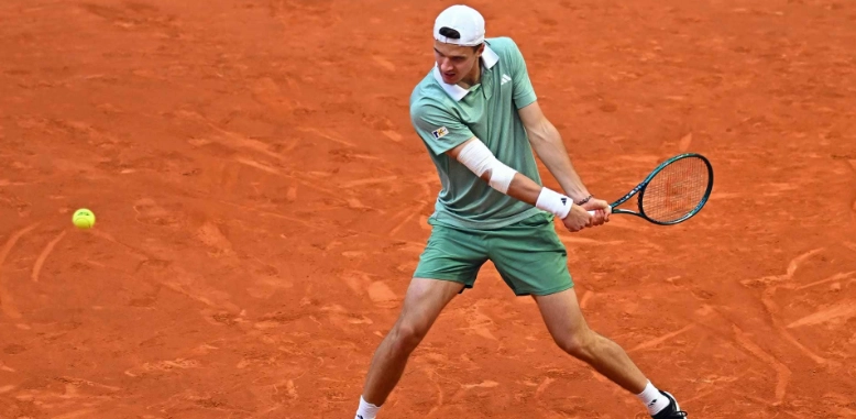 jakub mensik on clay court