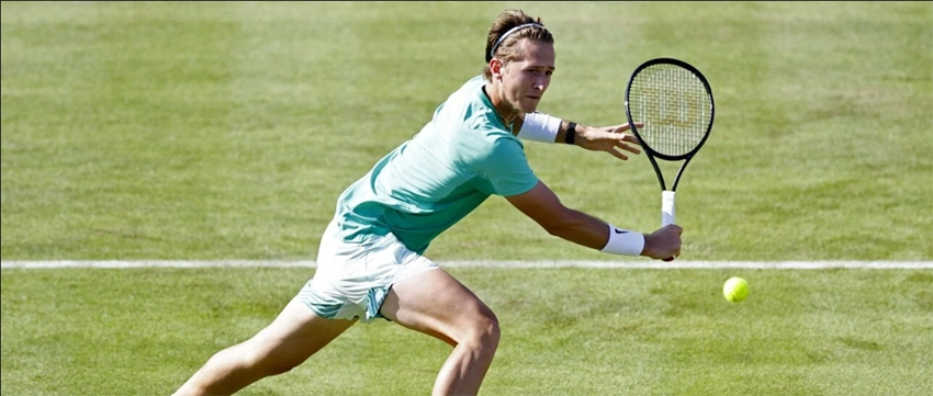 Korda on grass court