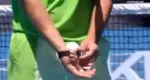 alcaraz removing whoop device
