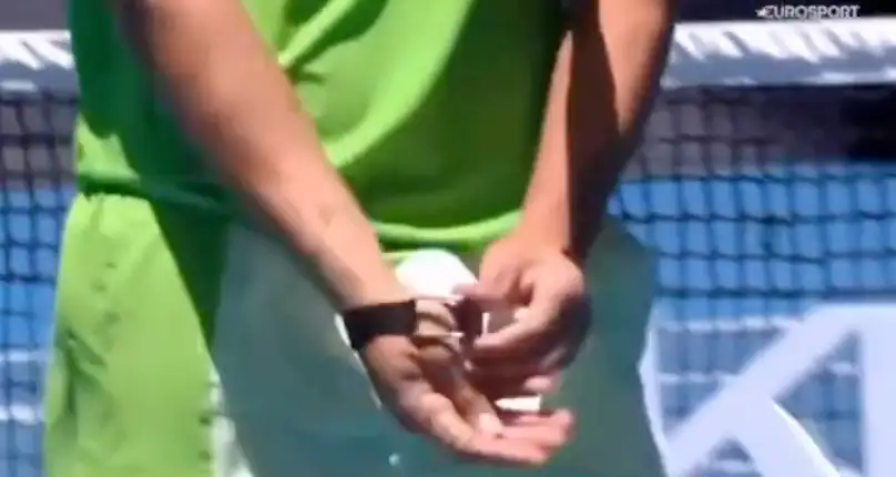 alcaraz removing whoop device