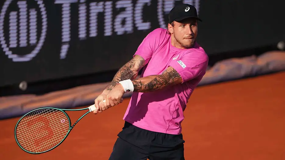 alex molcan racquet